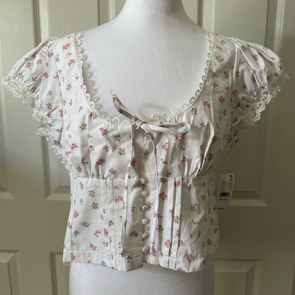 Beverly & Beck Tops - NWT Top, floral print, puff sleeves, tie front, buttons, cropped, Medium